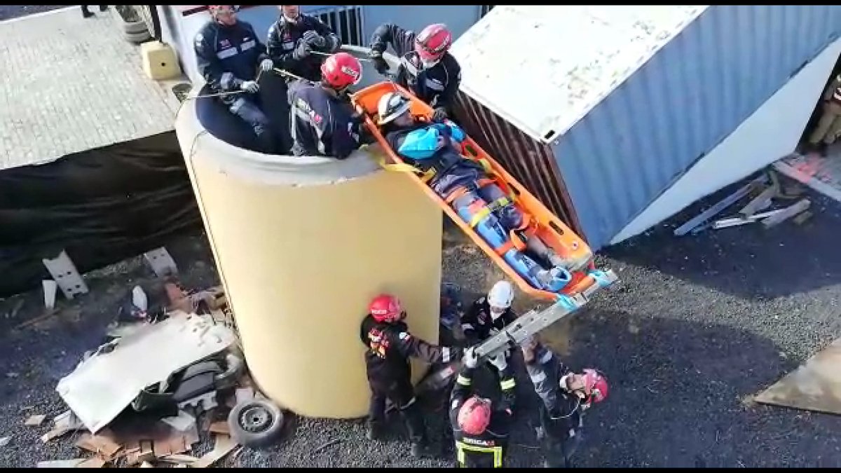 ESDP_esp's tweet image. En el #Simulacro Maniobra de bisagra para descenso de camillas con herido. #EUModex #EUCivPro #EUSavesLives #ERICAM
@SUMMA112 @ASEM112 @proteccioncivil
@BomberosGIRECAN @ESDP_esp @112cmadrid