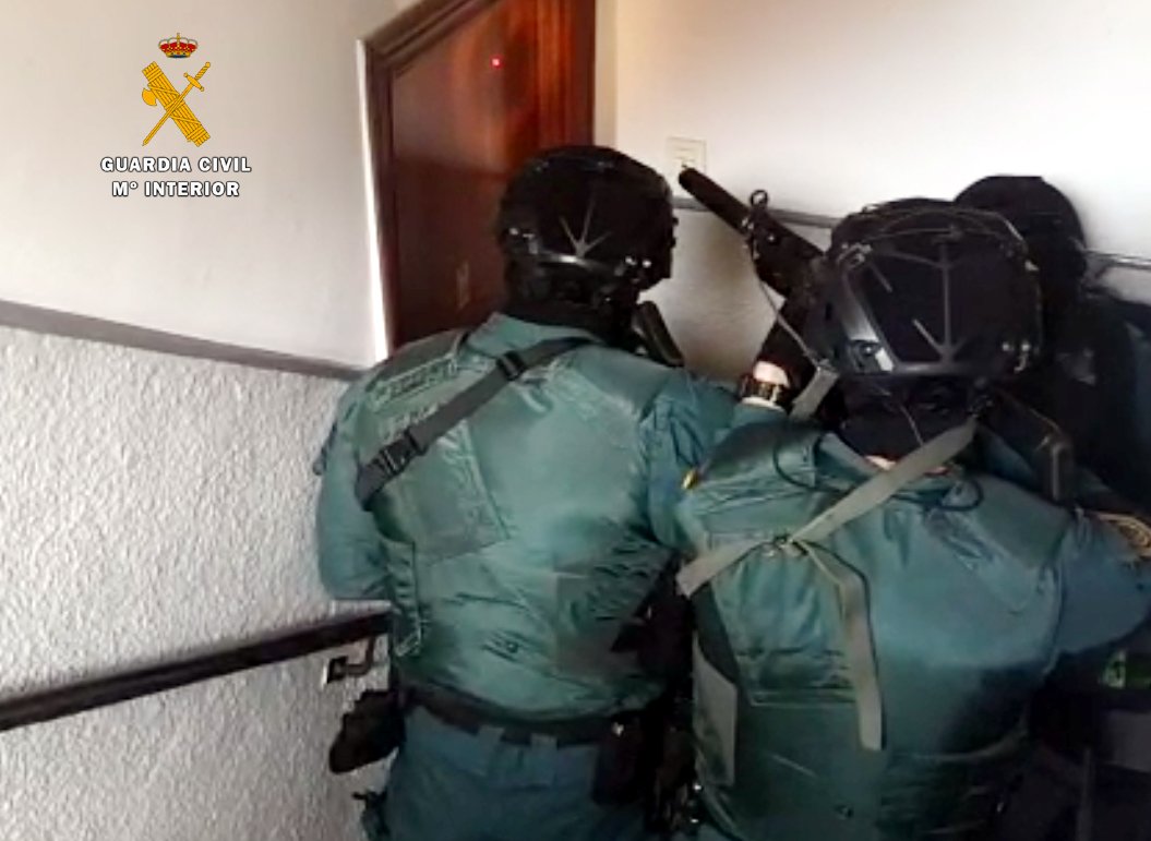 DelGobPaisVasco's tweet photo. .@guardiacivil ha detenido a un grupo organizado dedicado al robo en viviendas de País Vasco y Cantabria. Se han esclarecido 13 robos y se investiga otra treintena. 

➡️https://t.co/Fy6M6iuGrG https://t.co/zxSknai7rU