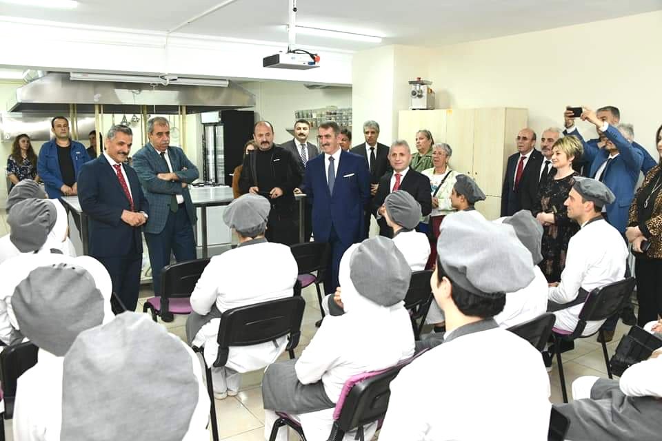 Samsun İl Müdürlüğümüz ile Samsun Lokantacılar Odası iş birliğinde düzenlenen Mesleki Eğitim Mutfağımdan Geçiyor Projesi kapsamında 61 kişilik kurs başladı.