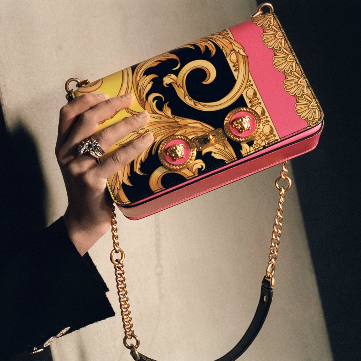 Versace's tweet photo. The classic #VersaceIcon shoulder bag is refreshed for the new season in the #VersaceFW19 Barocco Femme print.
Discover more: https://t.co/qimACS09dw https://t.co/DjKmLDhzC8