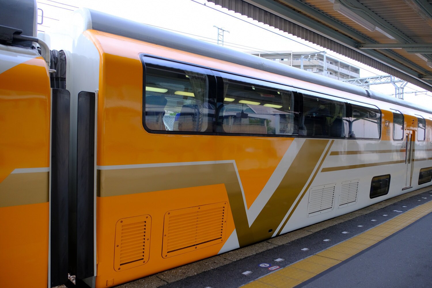 Nozomi 好きな列車 シリーズ46 近鉄ビスタカー 近鉄の特急で二階建て車両を連結したもの 写真はビスタex 今回は 階上席を1ヶ月前に予約 なかなか眺めが良かったですが 少し揺れを感じました 階下席は グループ専用のサロン風小客室 近鉄