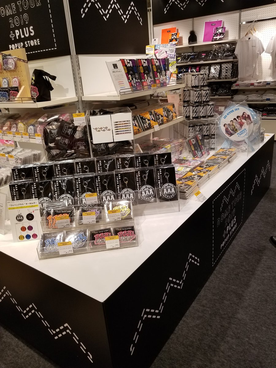 katsuyasu13's tweet photo. 今日からOPENのAAA POPUPSTORE行ってきた～😆
やっぱり行ったらグッズ買ってしまう(笑)Tシャツにロゴやイニシャルをプリント出来るステンシルワークショップにも参加してきた～😆
まぁセンス良いかは・・・・(笑)
ドームツアーがますます楽しみやぁ😁 
#AAA
#AAAPOPUPSTORE https://t.co/8WtiZdm0aU