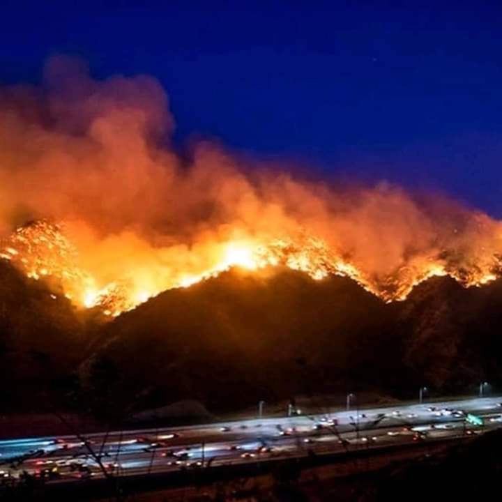 fffitalia's tweet photo. 🔥️LA CALIFORNIA BRUCIA🔥
 Scarse precipitazioni, estremi livelli di #siccità e sempre più intenso ciclo di venti autunnali: il risultato sono migliaia di famiglie sfollate, oltre a danni economici devastanti
@sole24ore: https://t.co/hfvLT4wuOQ
@guardian: https://t.co/oAmj0dftpl https://t.co/aObwAFiMFh