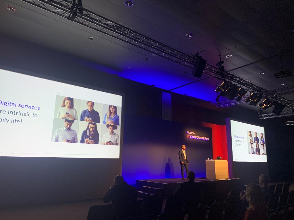 AppDynamics's tweet photo. “People use 30+ digital services and we interact with these services every hour. They have become an extension of human behavior, an impulsive, ‘natural’, sub-conscious action – a #DigitalReflex”. @momskij on stage now! #GartnerSYM. Presenting findings of the #AppAttentionIndex https://t.co/Ue4e8WUEll