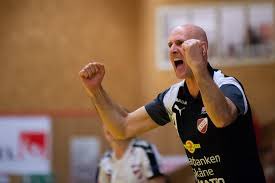 Grym tränare, och ännu grymmare pappa. Du förtjänar så mycket mer än vad som sägs. Fortsätt göra vad du gör så kommer det bli så bra så. Min största förebild