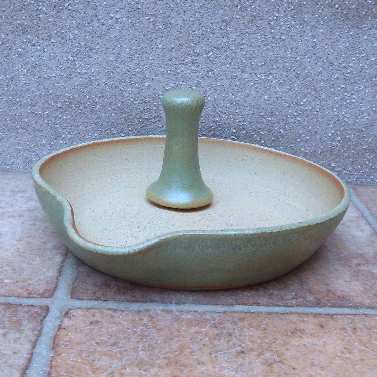 CaractacusPots's tweet photo. The best way to crush and grind #herbs and #spices, perfect for making pastes, #pesto and dressings. #Handthrown in strong #stoneware clay with a rough surface to aid the grinding process #pottery #ceramic #food #eat #kitchen #cook #foodie #etsy #handmade
https://t.co/TTNODwm9pG https://t.co/1z0H064eGL