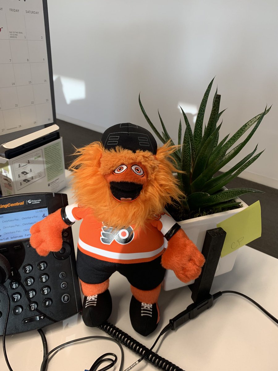 ChrisPascale6's tweet photo. NEW DESK BUDDY!! I’ll keep you posted on how he does with the whole “reporter pitching” thing. #grittygritty https://t.co/7FTdKdFsCT