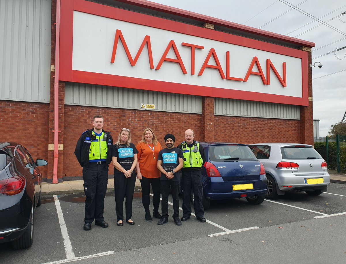 OldburyWMP's tweet photo. Connecting with our local stores to ensure shoppers and staff have a safe Christmas.@SandwellPolice @Matalan #intherightplace https://t.co/0CaKdho0Vj