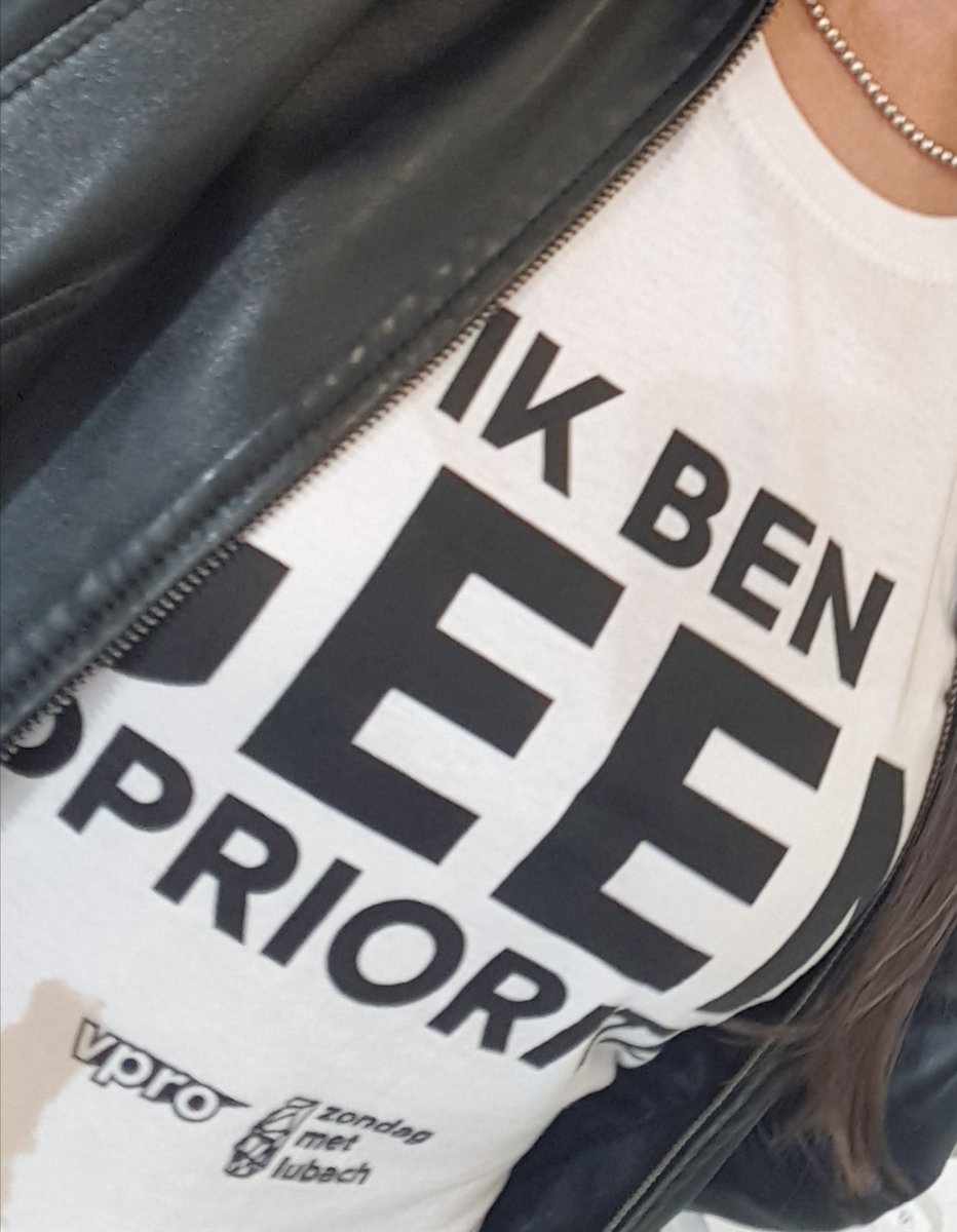 AngelevdStar's tweet photo. Vandaag heb ik hem aan: T-shirt met #wijzijngeenprioriteit @poschoolleiders omdat #wijschoolleiders staan voor #structurele #investering in ons #onderwijs en een betere balans functiebouwwerk #lerarentekort #schoolleiderstekort voor onze #leerlingen @AObtweets @zondagmetlubach https://t.co/a8MIjWLI7S