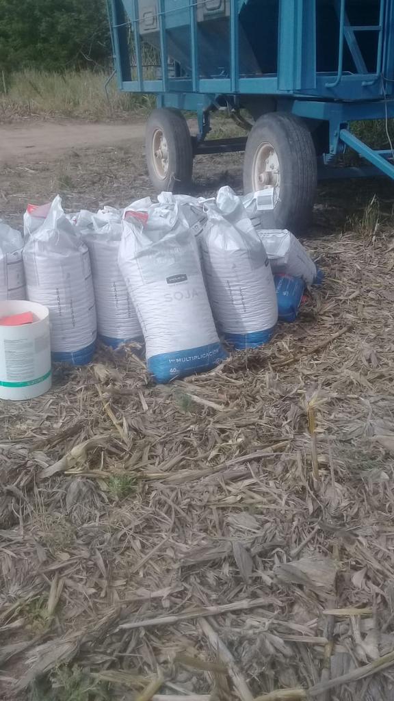 DONMARIOoficial's tweet photo. El equipo de la Olguita SRL e YPF Caon sembraron un ensayo de #Soja en Villa María, Córdoba. #DM46R18 #DM49R19 #DM52R19 #DM50I17 #DM53I53. ¡Después analizaremos los resultados! https://t.co/du2u2ldSHd