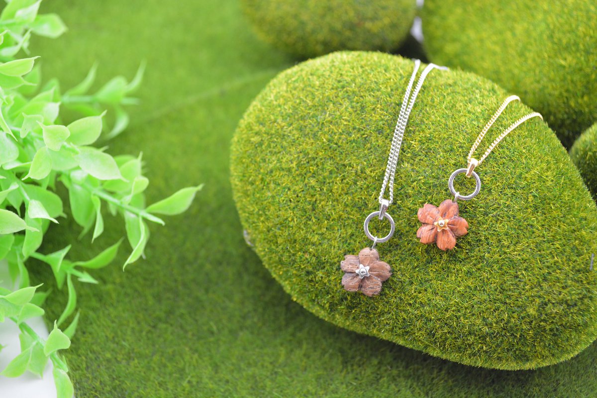 naturalontweet's tweet photo. ひらっと散らないお花ネックレス

胸元にかければひらっと花やぐ可愛いネックレス！！
自然な木の模様にメタルパーツがキラッと光る！

Naturalon工房　
https://t.co/tmq9PCkQsY 

Naturalonサイト　
https://t.co/kX4ePX8hou

#Naturslon #Naturalione #自然　#木
#ウッド　#wood #花　#ネックレス https://t.co/EIAVg0pzJ3