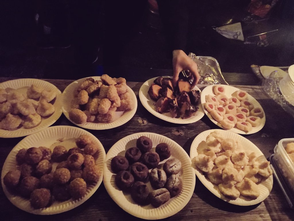 adelgaag's tweet photo. Dissabte també vam celebrar la castanyada a Berlín! Gràcies al @BerlinCasal per l'organització i els moniatos, i als @CastellsBerlin per aquests panallets tan bons 😍 @IRLlull_Berlin https://t.co/l0JEjyLZBc