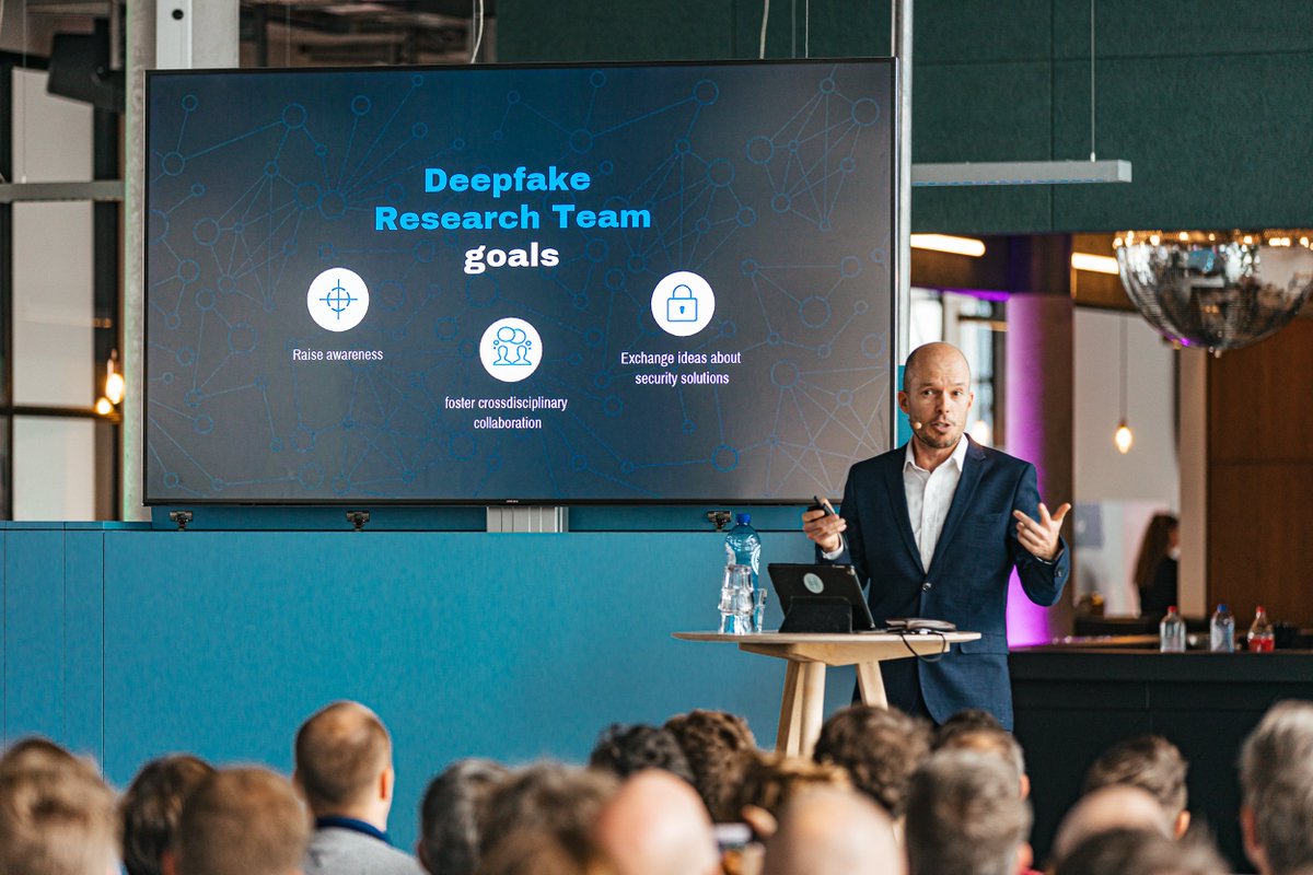 itpocket's tweet photo. And we’re off! @tomvandeweghe, VRT NWS journalist and deepfake expert, opens #ShiftITP19 with his keynote on artificial intelligence. https://t.co/Hoj55Baiim