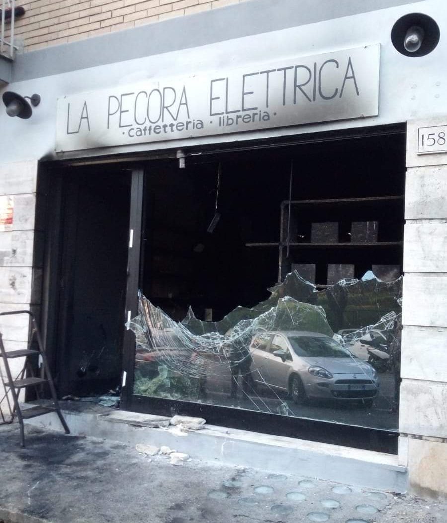 AleVerrelli's tweet photo. Chi ha fatto questo va rigettato nella fogna dalla quale è uscito.
#pecoraelettrica https://t.co/VMJTnESwld