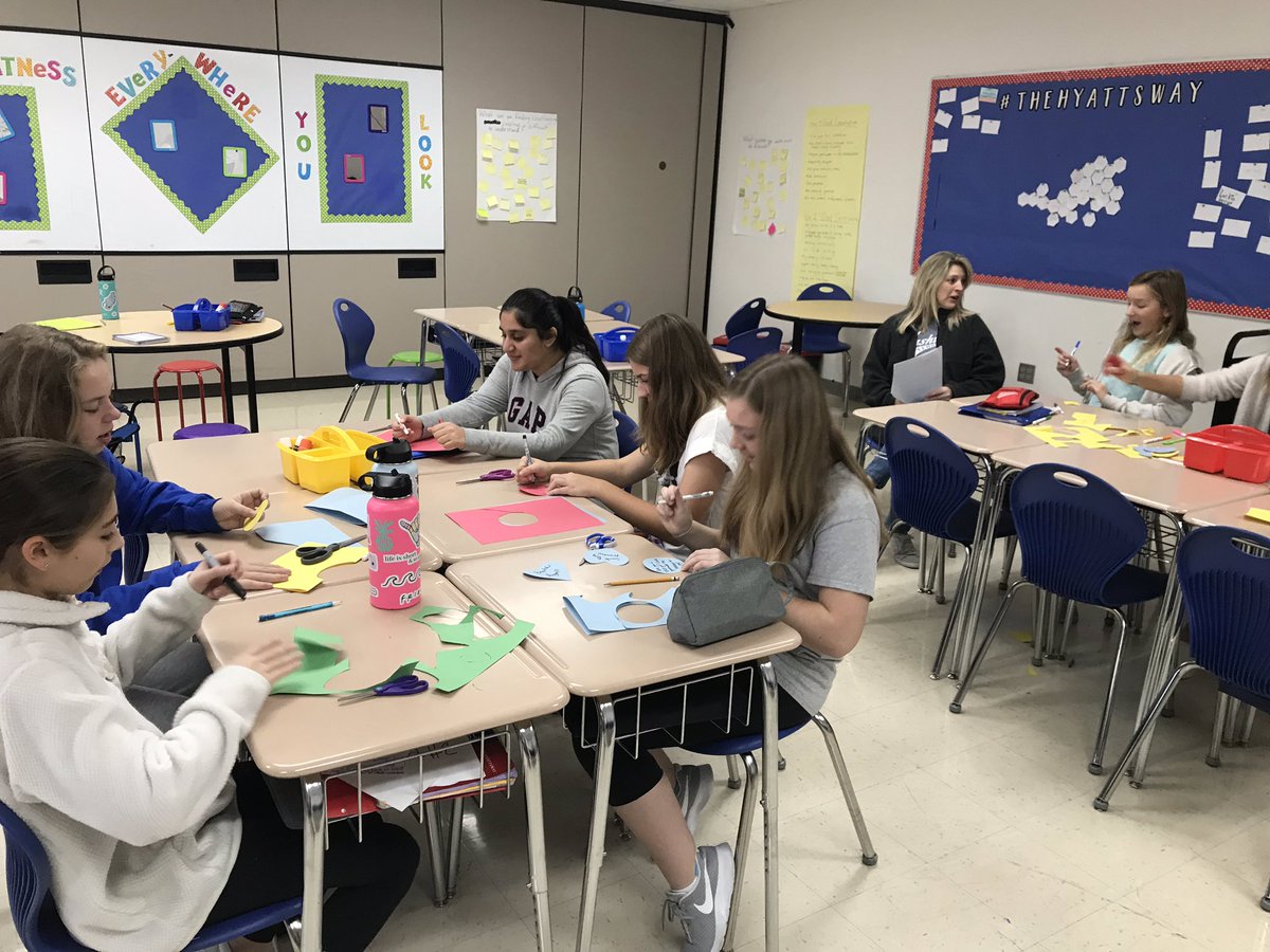koons_amy's tweet photo. Hyatts School Spirit Club working hard! https://t.co/FuQhZMZ5AV