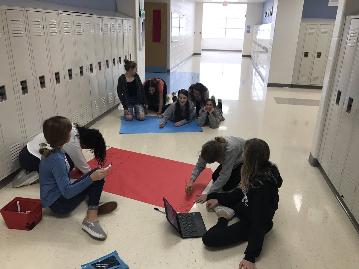 koons_amy's tweet photo. Hyatts School Spirit Club working hard! https://t.co/FuQhZMZ5AV