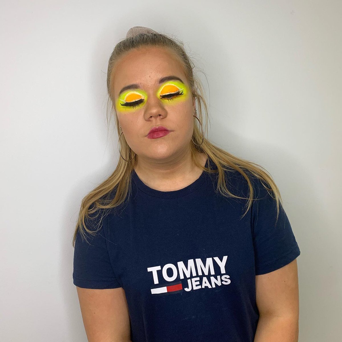 cjwarnerxo's tweet photo. Neon Fantasy 🌇
#makeup #mua #aspiringmua #neonmakeup #neon https://t.co/5QQtK9VSWM