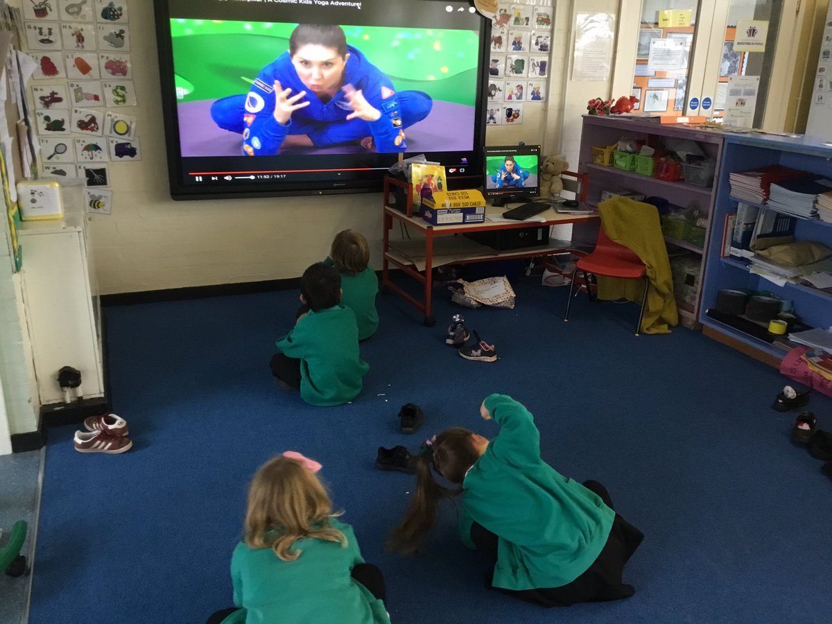 Springwood_Prm's tweet image. Its our wellbeing time. We have chosen a refreshing walk, some mindful yoga or some lovely calm tracing today. We really enjoy choosing what makes us feel happy, calm and healthy #springpembroke #springwellbeing #springhealth #healthandwellbeing