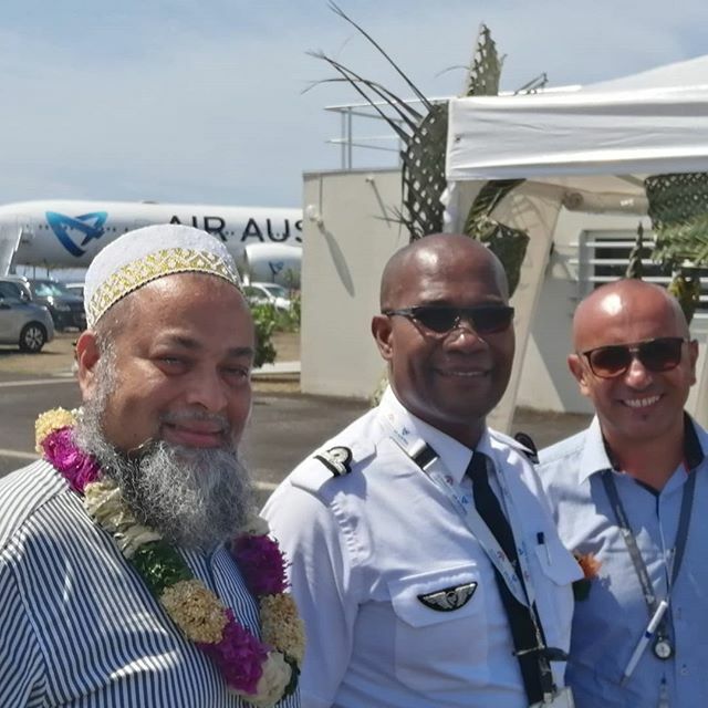 pwitz1's tweet photo. Gégé Mayotte, Caribou mahorais de collègues Air Austral originaires de l'île aux  Parfums et de Moise Issoufali, agent général de la compagnie sur place
#airaustral #gotomayotte #forumkwezi https://t.co/RDJO2rc6fp https://t.co/uRM3r1NpOD