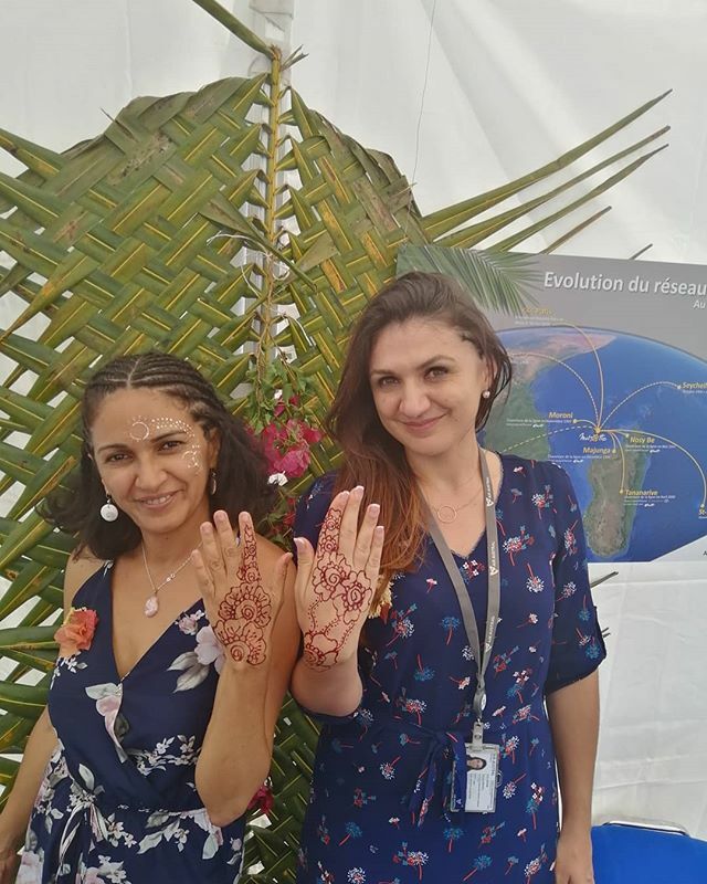 pwitz1's tweet photo. Gégé Mayotte, Caribou mahorais de collègues Air Austral en mode découverte du maquillage de l'île aux parfums
#airaustral #gotomayotte #forumkwezi https://t.co/bDuXKZMzcH https://t.co/UzUhYVWFAK