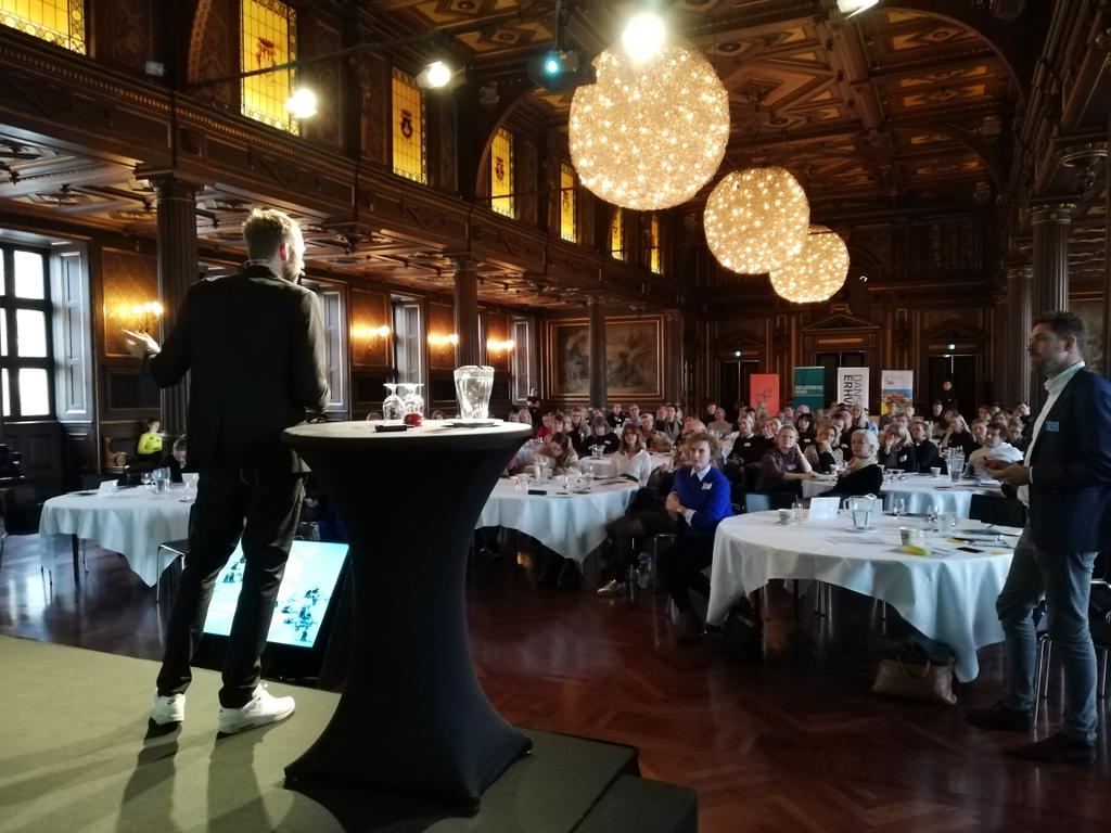 Etisk Handel Danmark | Ethical Trade Denmark (@danisheti) on Twitter photo "Som designere er vi syntesen af problemerne - men også de løsninger - vi står overfor. Det er os, der kan skabe det nødvendige paradigmeskift" siger <a href="/AndersLendager/">Anders Lendager</a> til 'Nå de 17 - via design' på Børsen lige nu.
<a href="/Designdenmark/">design denmark NZ</a> <a href="/DanskErhverv/">Dansk Erhverv</a> <a href="/danishETI/">Etisk Handel Danmark | Ethical Trade Denmark</a> "Som designere er vi syntesen af problemerne - men også de løsninger - vi står overfor. Det er os, der kan skabe det nødvendige paradigmeskift" siger <a href="/AndersLendager/">Anders Lendager</a> til 'Nå de 17 - via design' på Børsen lige nu.
<a href="/Designdenmark/">design denmark NZ</a> <a href="/DanskErhverv/">Dansk Erhverv</a> <a href="/danishETI/">Etisk Handel Danmark | Ethical Trade Denmark</a>
