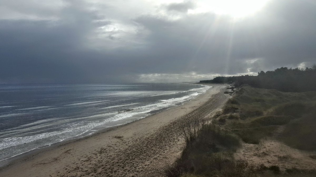 ClaireyFaery78's tweet photo. CURRACLOE BEACH 12PM WEDNESDAY. #4daysinarow #Wexford #ireland #curracloe #irishbeachesarebeautiful #therainiscoming https://t.co/yya4A8vTLh