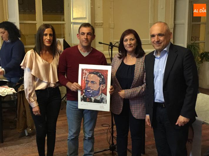 Bernard_GD's tweet photo. Ayer tuve el honor junto con mi hermana @manigdiaz de acudir en representación de mi padre para recibir el reconocimiento del partido Socialista a sus alcaldes en la época de la transición,mi padre fue alcalde de mi pueblo durante 16 años, luchó y trabajó por su pueblo y su gente https://t.co/IdGWO2T3UN