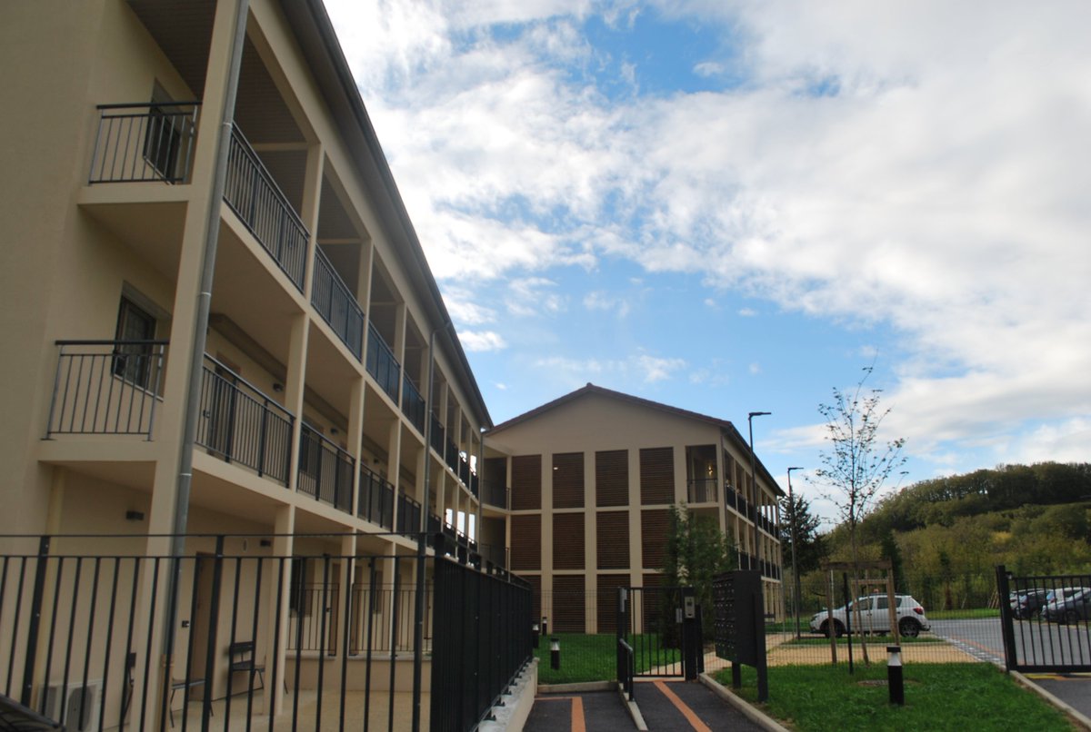 DAH_OPH_Drome's tweet photo. Drôme Aménagement Habitat a inauguré 19 logements destinés aux #seniors à Chanos Curson. Un programme avec "veille bienveillante", un service assuré par EOVI services et soins. Cette résidence est l'une des réponses apportées à l'enjeu majeur du vieillissement de la population. https://t.co/XsxUh5wCrm