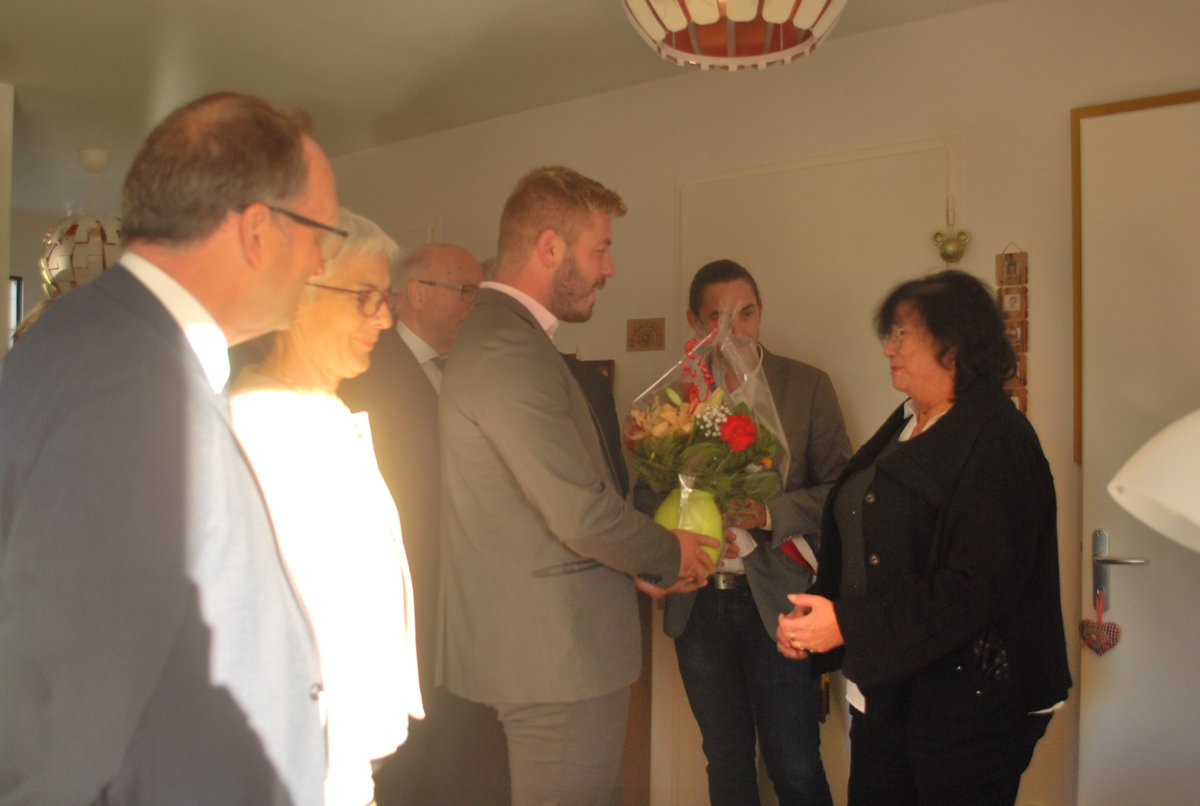 DAH_OPH_Drome's tweet photo. Drôme Aménagement Habitat a inauguré 19 logements destinés aux #seniors à Chanos Curson. Un programme avec "veille bienveillante", un service assuré par EOVI services et soins. Cette résidence est l'une des réponses apportées à l'enjeu majeur du vieillissement de la population. https://t.co/XsxUh5wCrm