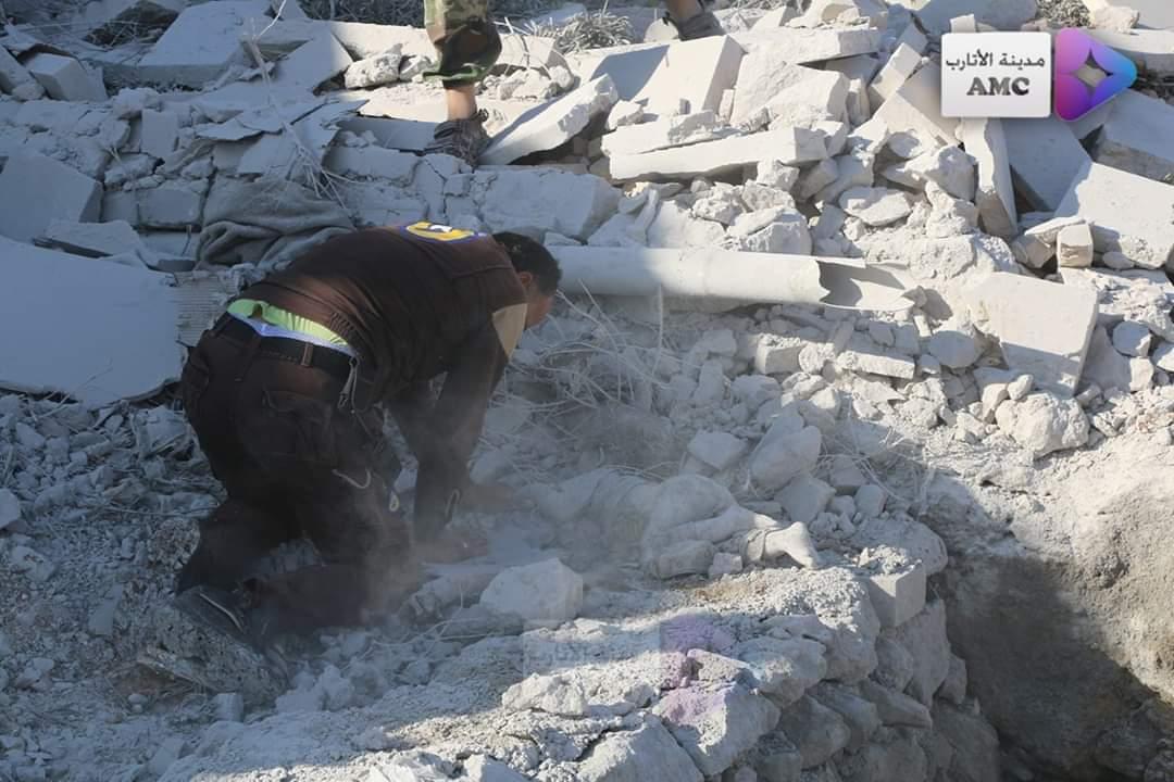 Mr_Alhamdo's tweet photo. Horrible: 

This white helmet couldn't stand this scene. This happened in today's massacre in Sahara village. Our kids are the target of Assad and Russia. I am sorry my little poor girl. The world is busy with nothing. https://t.co/cj18fG6x8J