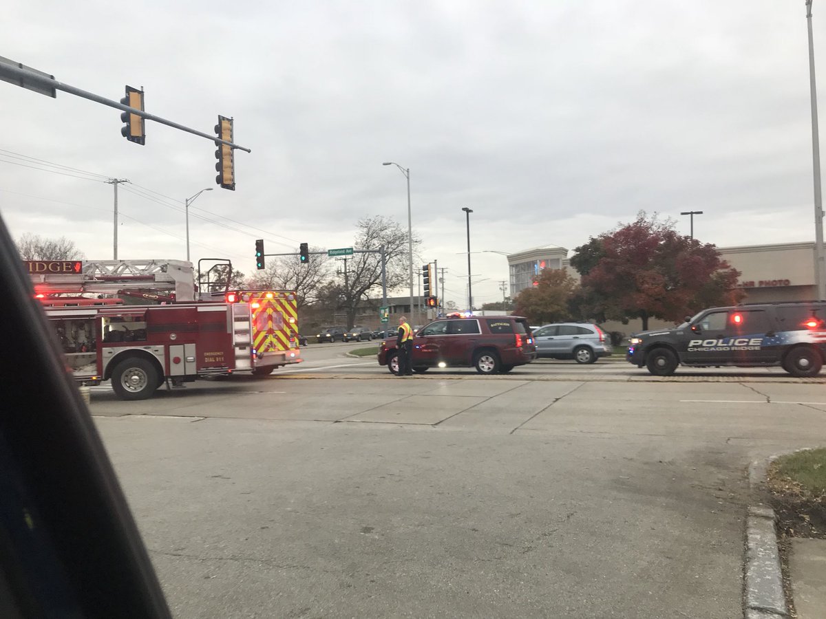 JChrones's tweet photo. Accident in 111th and Ridgeland #trafficgoddess @WBBM780Traffic https://t.co/6pq5GXWVKz