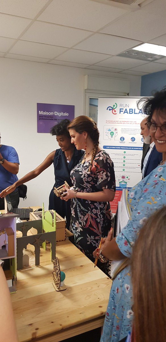 LaurenceRezac's tweet photo. Les femmes bénéficiaires de la #MaisonDigitale présentent à @MarleneSchiappa leurs travaux réalisés  pendant leur formation numérique avec l'association #Solidarnum et @FondationOrange https://t.co/3C07rLgn6j
