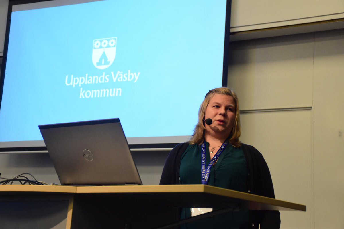 GeoforumSE's tweet photo. Katarina Hammas från @upplandsvasby ger värdefulla tips inför att använda #drönare i kommunal verksamhet. T ex: kolla på förutsättningar och identifiera utmaningarna i just er kommun, visa medborgarna respekt och informera om nyttan med flygningarna.
#uasforum https://t.co/mJ6tg6RkuI