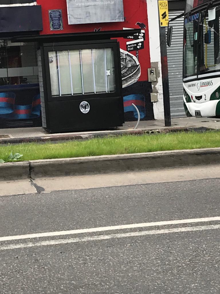 Hola <a href="/horaciorlarreta/">Larreta</a>. La gente de <a href="/SanLorenzo/">San Lorenzo</a> te pedimos encarecidamente si nos podes sacar este puesto de flores de la puerta de nuestra sede. Nos tapan el mural y la boletería. No es por nada, pero parece adrede. Muchas gracias.