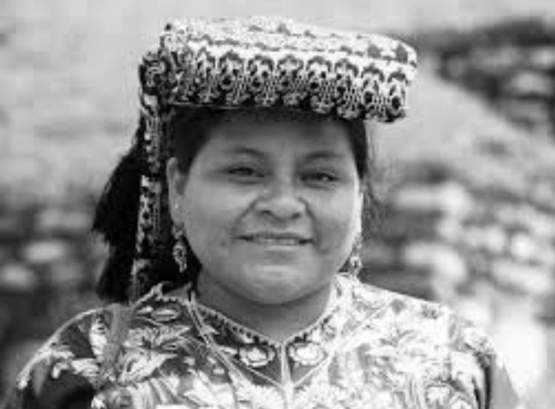Como hoy, 1994, la hermana <a href="/RigobertMenchu/">Rigoberta Menchú Tum</a>, Premio Nobel de La Paz, reclamó, en #SantaCruz, que las mujeres indígenas sean escuchadas en encuentros internacionales para definir políticas públicas. Esa lucha continúa para superar nuevos actos de racismo contra la mujer de pollera.