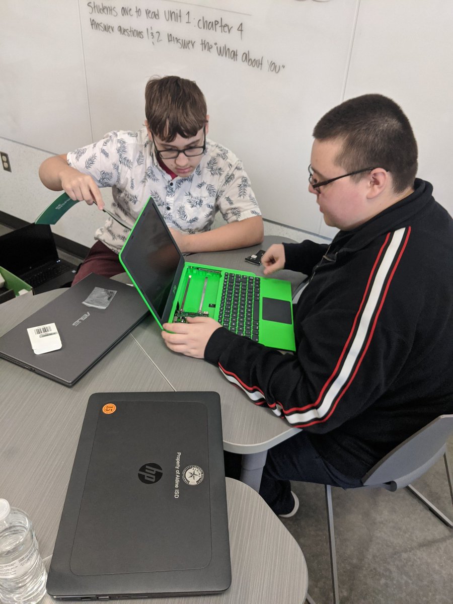 KKiser_'s tweet photo. Huge shout out to @gordonherring  !!! Bridging the gap! Programming and Logistics go hand in hand !! #piTop https://t.co/YPSOFVJVyS