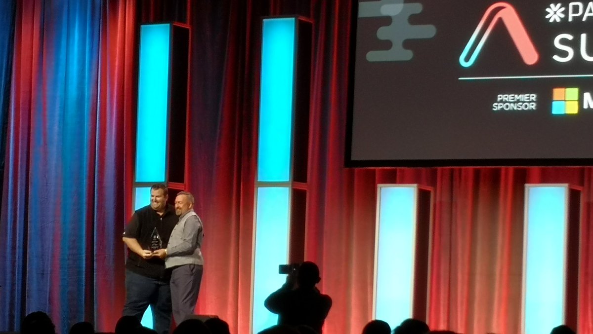 jesus_gilv's tweet image. @wadamj recibiendo el reconocimiento como Presidente de #PASS saliente de parte de @GFritchey #PASSSummit #DrRudoSQL