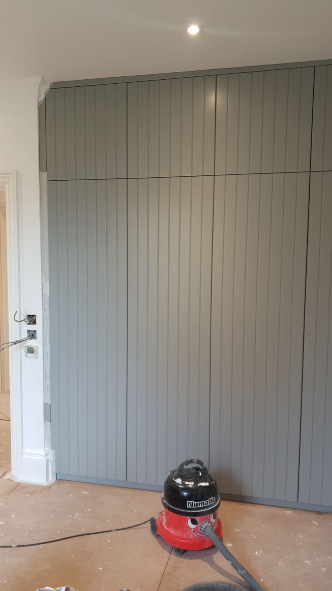 dRAWarchitects's tweet image. Just adding the finishing touches to this bespoke floor-to-ceiling joinery in our latest project in Richmond. #dRAWArchitecture #Panelling #FarrowandBall #Joinery