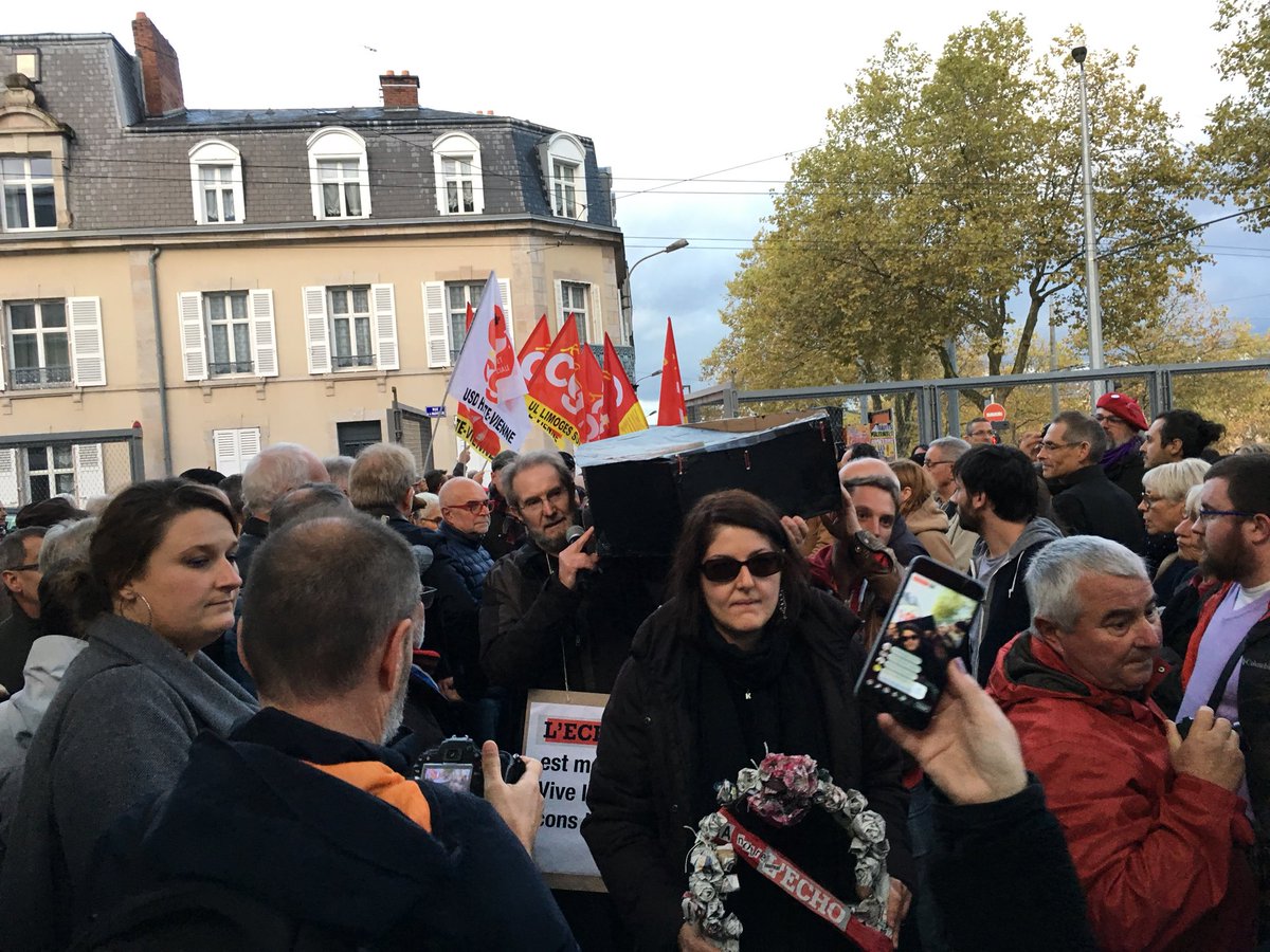 Les salariés du journal ont symboliquement porté le cercueil à l’entrée de la cité judiciaire