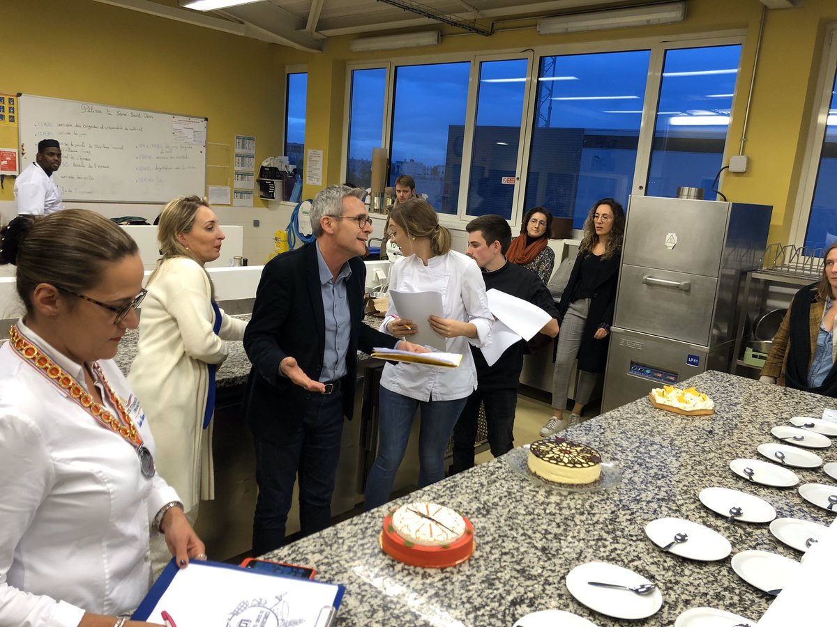 StephanTroussel's tweet photo. Les brigades ont terminé leur pâtisserie. C’est l’heure de la présentation au jury et de la dégustation 🧁 #Patisse @inssd93 https://t.co/nHLlbOhkMV