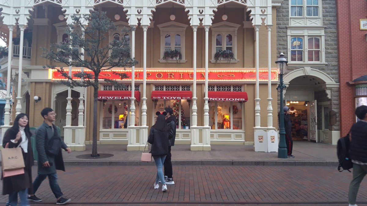 Maria_den's tweet photo. @dublandpodcast If you find anyone who doesn’t #havenotions yet, you can send them to this shop in Disneyland Paris! https://t.co/RzkpZv7O0N