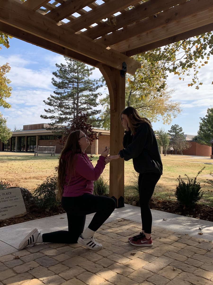 cheeybaay's tweet photo. we have come to the conclusion that this is the Ring by Springers Gazebo. since the other engagement spots have been overused, OC kindly gave us a new scenery. 

if you are unsure how to use it, here is an example: https://t.co/VpQL13Xfwi