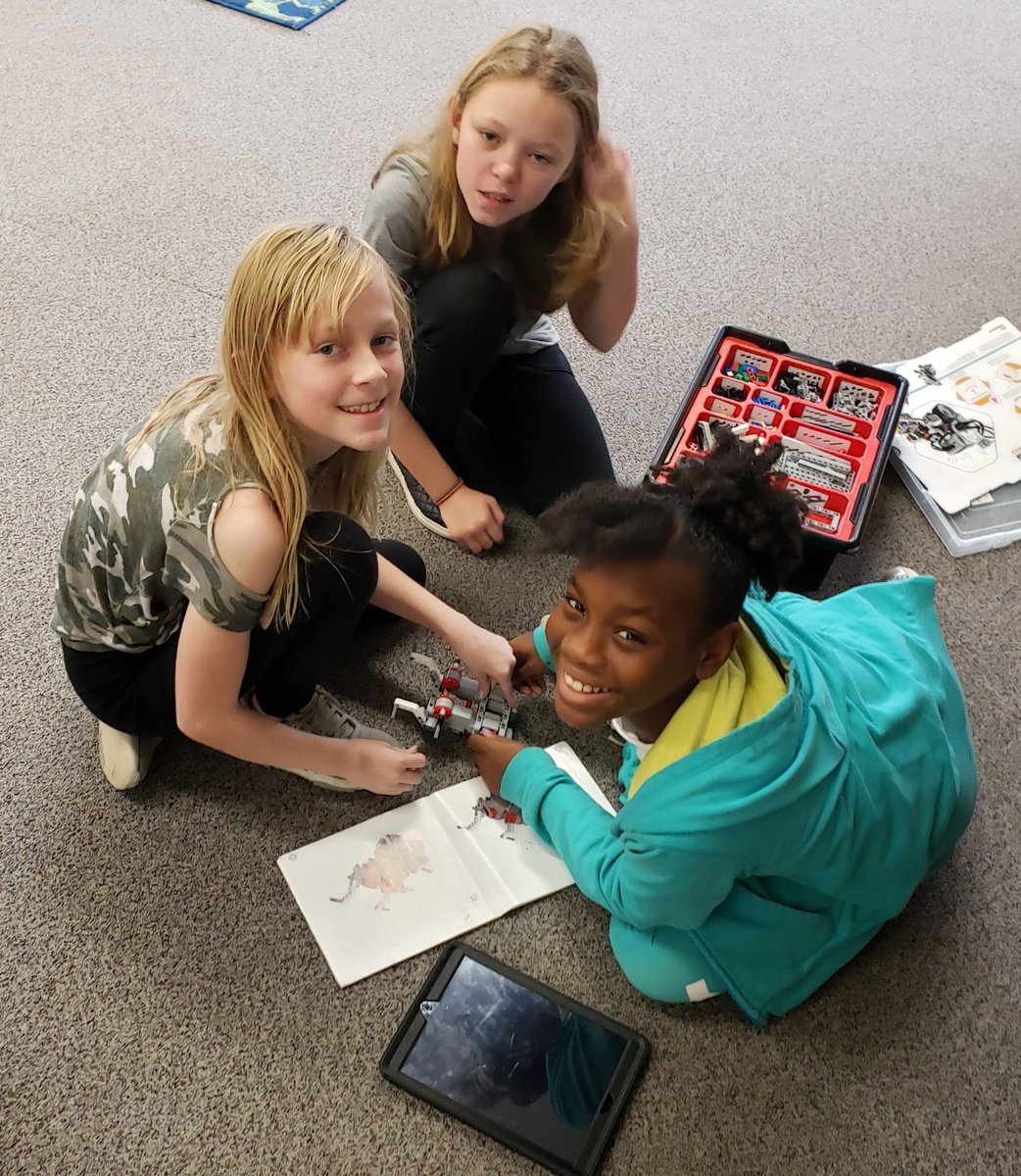 5th graders coding for LEGO Mindstorm.
Thanks to the OPED for this fun experience.
@BeyeTheWay <a href="/OakPark97/">Oak Park District 97</a> #libraries97 #daybeyeday #WeAreD97