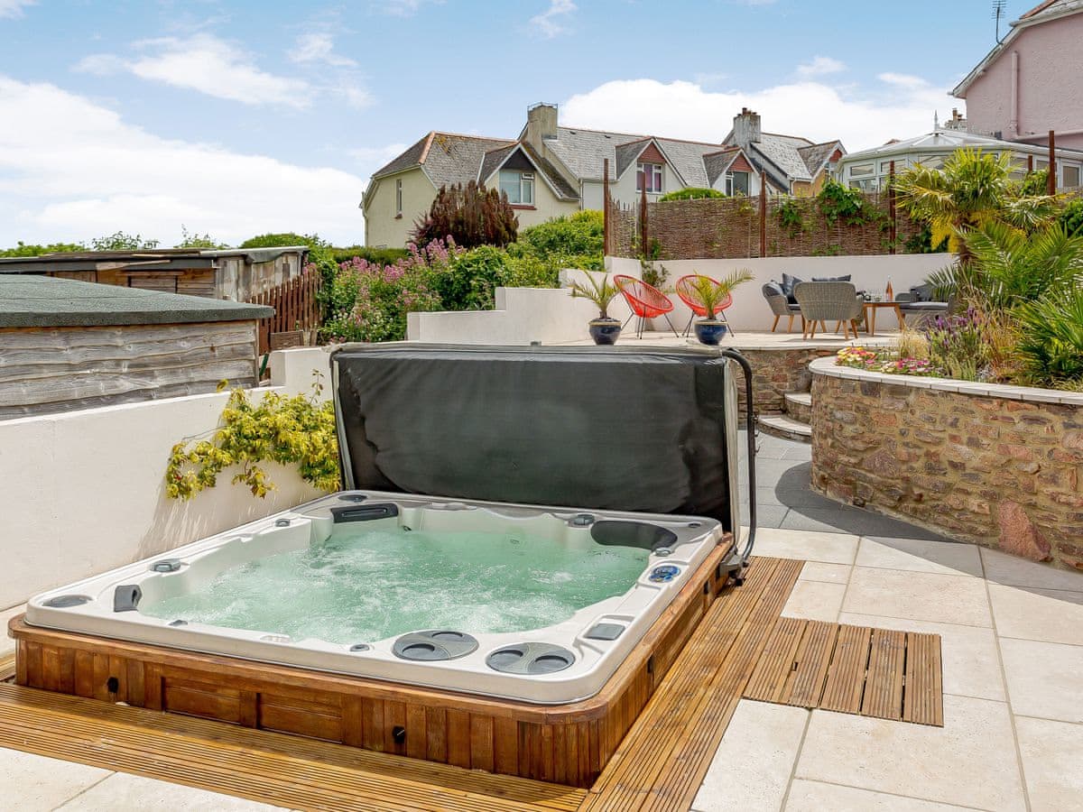 Outstanding terraced house in Brixham with private hot tub (seats 7) and pets welcome...
bit.ly/2oS58N8