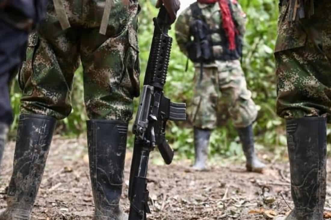 pulzo's tweet photo. Militares sabían que había niños en campamento bombardeado; los estaban adoctrinando #ElMinistroDeDefensaDebe #BoteroDebe https://t.co/FOrhnjwp6S https://t.co/6Vo0VkVjaG