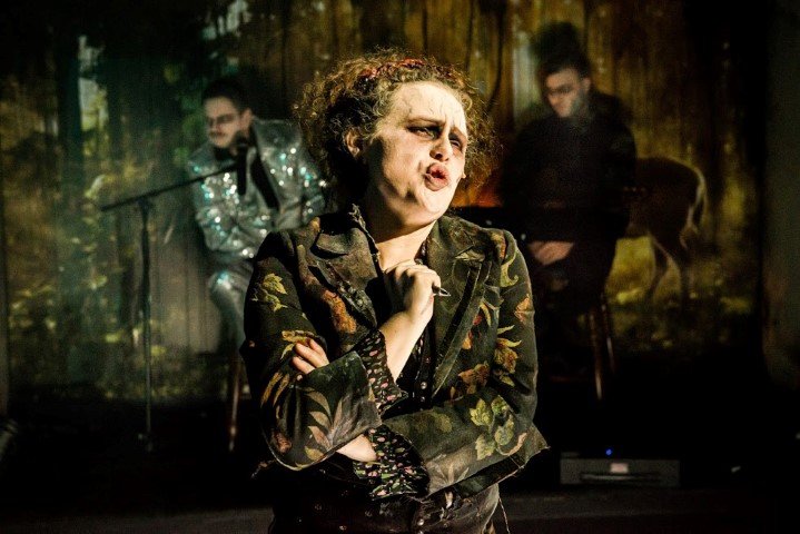Mottinger2208's tweet photo. @RabenhofTheater #Kritik: #Monster. Zombieball im Hoamatland. #ChristinaTscharyiski macht aus #KurtPalm's grotesk-komischen Roman eine bitterböse Bühnenshow. Großartig: #EvaMayer, #BettinaSchwarz, #ChristophKrutzler, #RichardSchmetterer und #RomanticSlivo https://t.co/5YQ7UlZkFl https://t.co/ElYMpNGls0