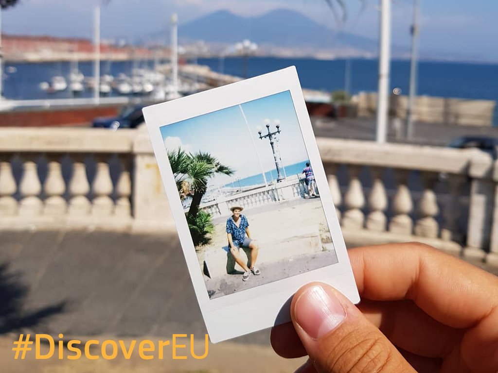 ComisionEuropea's tweet photo. 🔴 ¡Nueva convocatoria #DiscoverEU! 🔴 
⌛ HOY a las 12.00h 
Solicítalo AQUÍ 👉 https://t.co/FPNXGhXswH 
🚉 Un viaje de entre 1 y 30 días 📆 Entre el 1 de abril y el 31 de octubre de 2020 👫  ¡Únete a una comunidad de más de 20 000 jóvenes de 18 años, viajeros europeos! 🌟 https://t.co/i3nDbCSXey