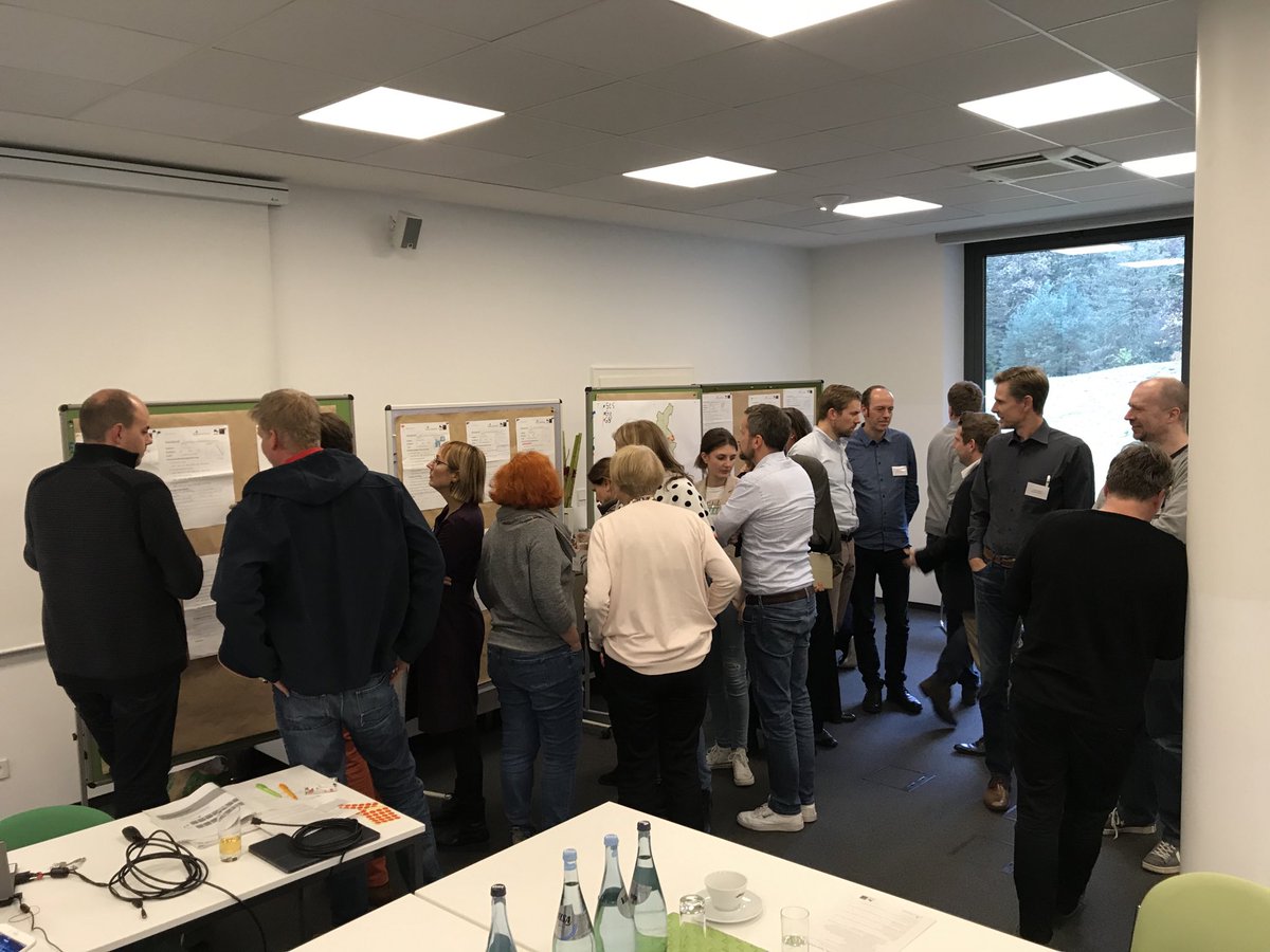 thweiss's tweet image. Rege Gespräche rund um die Steckbriefe bei #digitalmachtschule.