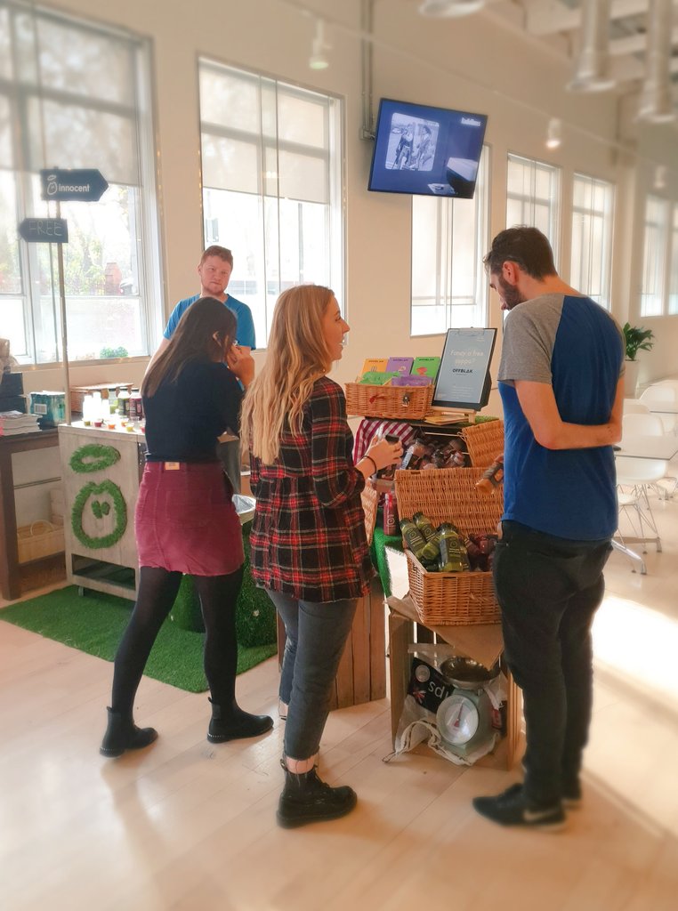 ImMedCafe's tweet photo. We still have some smoothies to give away as part of #IMWell week. Thank you to Charlie from @innocent for popping in! 👌
....
#Healthy #Health #welovethisbusiness #LondonStorey @EdWalker18 @kellycuschieri @BaxterStorey https://t.co/X0VazIfHaz