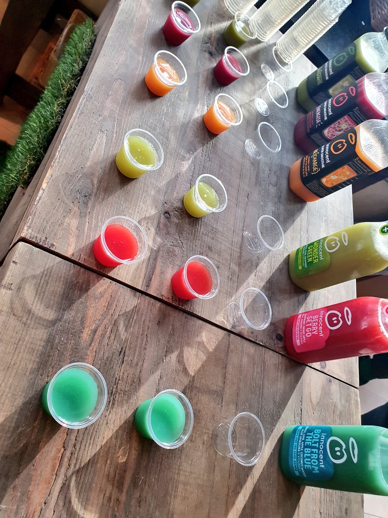 ImMedCafe's tweet photo. We still have some smoothies to give away as part of #IMWell week. Thank you to Charlie from @innocent for popping in! 👌
....
#Healthy #Health #welovethisbusiness #LondonStorey @EdWalker18 @kellycuschieri @BaxterStorey https://t.co/X0VazIfHaz